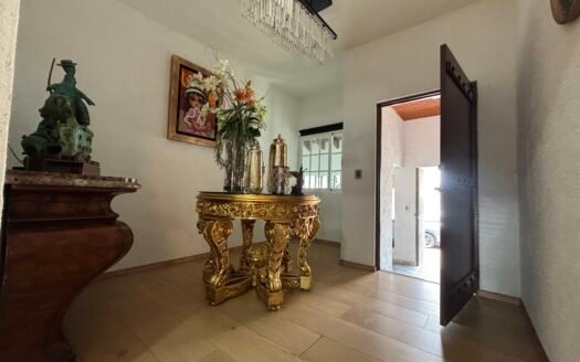CASA CON ALBERCA EN FRACCIONAMIENTO CERCA DE PLAZA AVERANDA EN CUERNAVACA.