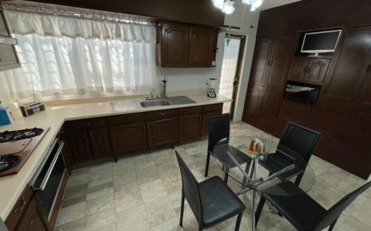 Casa con alberca y bungalow independiente a una cuadra de Plan de Ayala