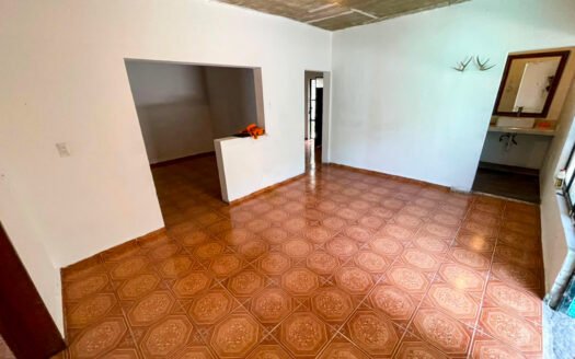 CASA CON LOCAL COMERCIAL Y 2 DEPARTAMENTOS INDEPENDIENTES