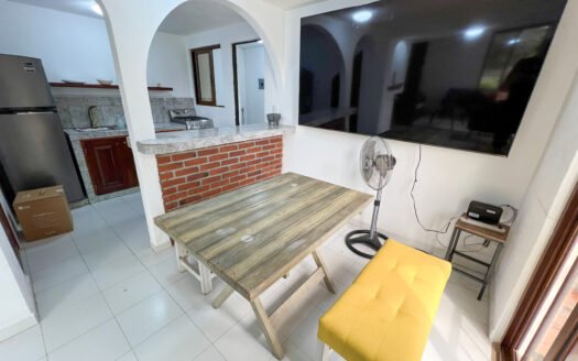CASA DE 3 RECÁMARAS CON ALBERCA Y GRAN JARDÍN COMÚN EN LOMAS DE CUERNAVACA