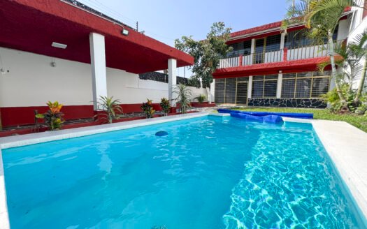 Casa con alberca y bungalow independiente a una cuadra de Plan de Ayala