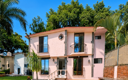CASA DE 3 RECÁMARAS CON ALBERCA Y GRAN JARDÍN COMÚN EN LOMAS DE CUERNAVACA