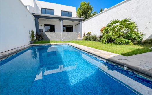 CASA EN CONDOMINIO CON VIGILANCIA Y ALBERCA EN PALMIRA, CUERNAVACA