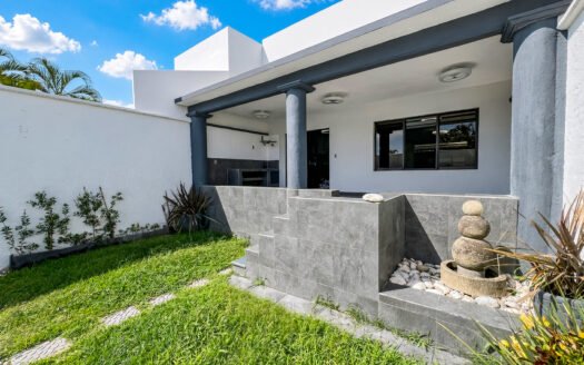 CASA EN CONDOMINIO CON VIGILANCIA Y ALBERCA EN PALMIRA, CUERNAVACA