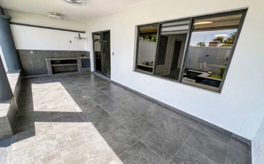 CASA EN CONDOMINIO CON VIGILANCIA Y ALBERCA EN PALMIRA, CUERNAVACA